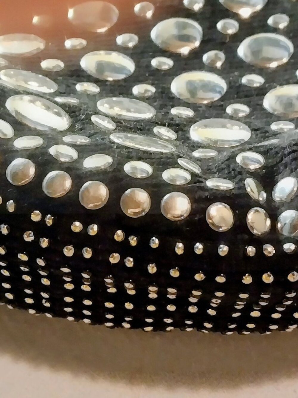 Mid century round flat handbag with big silver metal sequins. - Picture 10 of 12